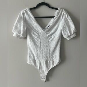 Express White Lace Puff Sleeve Bodysuit Size XS Snap Closure Floral Embroidered